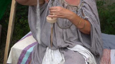 Kadın bir tekerlek ile iplik