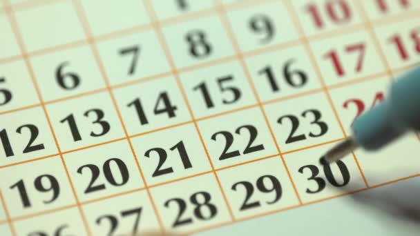 Trettionde Dagen Månaden Mannen Korsade Kalender Datumet Med Svart Markör — Stockvideo