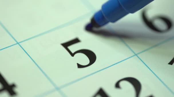 Pátého Dne Měsíci Žena Označí Kalendářní Datum Modrou Značkou Kalendář — Stock video