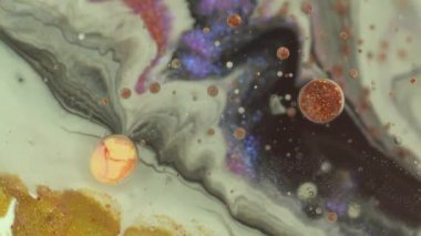 Glitter bronz, soluk sarı, bej, beyaz, altın, gri, gümüş, siyah renkler mürekkep karıştırma. Akışkan arka plan. Sıvı metalik yağlı boya. Mermer doku hareketli 