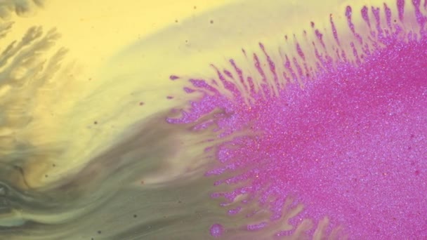 淡黄色 闪闪发光的粉红色和灰色的液体油漆颜色混合 流体梯度背景 抽象纹理设计 — 图库视频影像