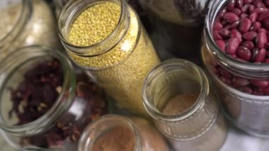 Hiçbir ambalaj veya plastik olan sıfır atık bakkal dükkanı. Cam Gıda Saklama Kapları. Toplu Çöp Kutusu Alışveriş