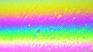 Sabun kabarcıkları makro hareket. Gökkuşağı renkleri. Renkli kabarcık desenleri hareketli yüzey