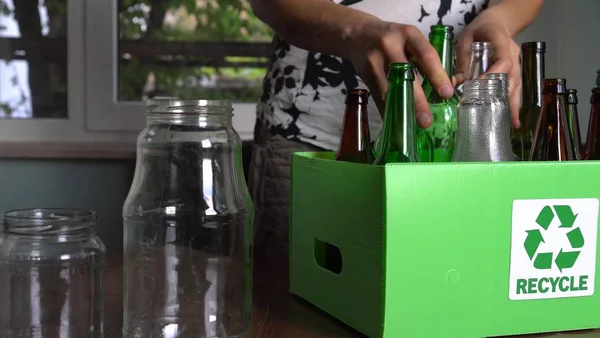 Recykling Zużytych Szklanych Butelek Odpady Szkła Domowego Gromadzą Sortują Recyklingu — Zdjęcie stockowe