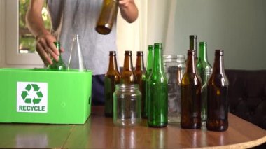 Cam Kavanoz ve Şişe Geri Dönüşüm Kutusu. Evde Sıralama Geri Dönüşüm: Cam, Kompost, Kağıt ve Plastik