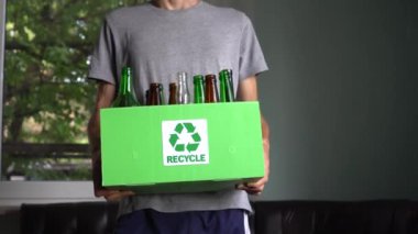 Cam için geri dönüşüm kutusu. Boş kullanılan şişe ve kavanoz geri dönüşüm. Evsel atık ayrıştırma