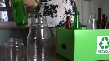 Geri dönüşüm kullanılan cam şişeler. Evsel cam atıkları toplamak, sıralamak ve geri dönüştürmek 