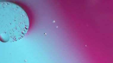 Neon mor ve mavi degrade. Suda makro yağ düşüşü. Gerçek holografik sıvı arka plan