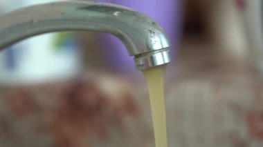 Sıhhi tesisatta kirli paslı kahverengi su. Çevre kirliliği. Su kaynakları