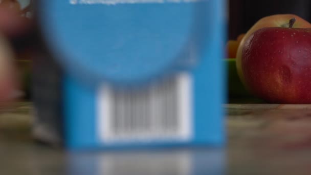 Süt Ambalajındaki Geri Dönüşüm Kodları Kompozit Malzeme Kağıt Karton Plastik — Stok video