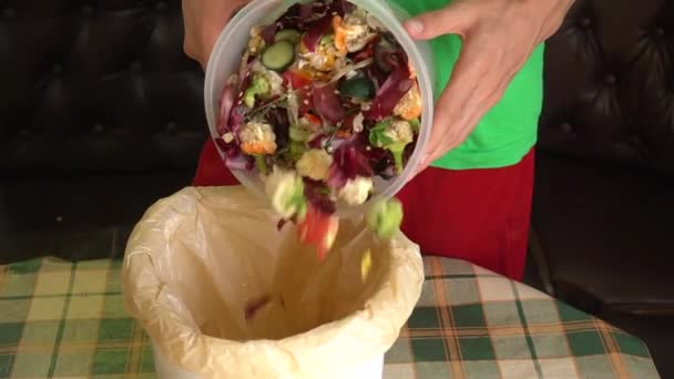 Hombre Arroja Cáscaras Verduras Desechos Cáscaras Frutas Cubo Compost Reduce — Vídeos de Stock