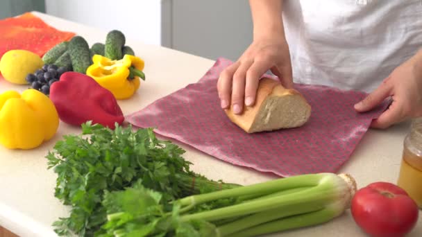 Reusable Beeswax Food Wraps Organic Fabric Covers Food Storage Zero — Stockvideo