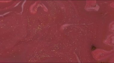 Bordo altın ve pembe renk arka plan. Glitter sıvı boya akan. Hareket karışık renkli mürekkep