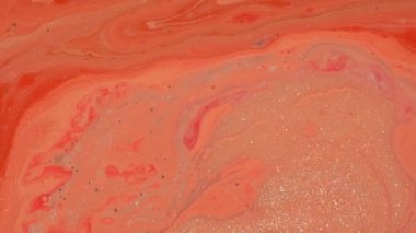 Şeftali glitter doku arka plan yakın. Pastel mercan, mavi ve pembe renkler sıvı boya. Soyut sıvı makyaj kompozisyonu. Hipnotik karıştırma ve mürekkep hareketi. Organik Girdap ve Patlama