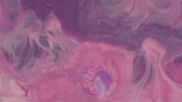液体紫色紫色粉红色和白色油漆混合 抽象闪光的背景 一个真正的美丽的化妆品物质流动 — 图库视频影像