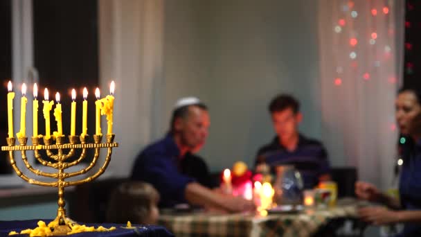 Šťastná Židovská Rodina Oslavuje Chanukkah Festival Světel Izraelští Lidé Chanukkah — Stock video