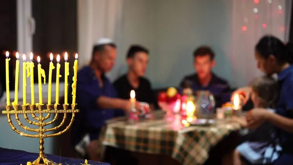Família Judaica Celebra Hanukkah Por Menorahs Iluminação Pôr Sol — Fotografia de Stock