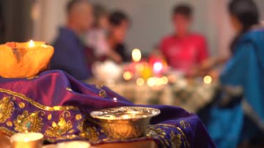 Diwali ışıklar festivalidir. Hinduailesi evde kutlama yapıyor. Hinduizm tatili. Diwali gece boyunca evde mum ve kil lamba Aydınlatma