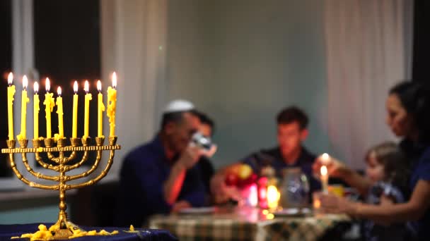 Familia Judía Celebra Hanukkah Iluminando Menorah Atardecer — Vídeo de stock