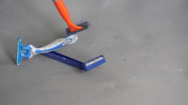 Kişi kullanılmış plastik tek kullanımlık jilet atar. Sıfır atık kavramı. Geri dönüşüm mücadelesi