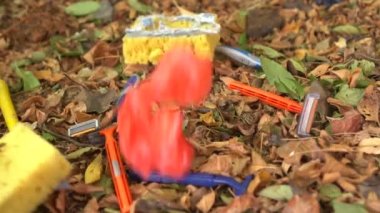 Bir çöplükte ev tek kullanımlık plastik öğeler. Eski diş fırçaları, tek kullanımlık jiletler, plastik torbalar, mutfak süngerleri, şişeler. Atık bertaraf
