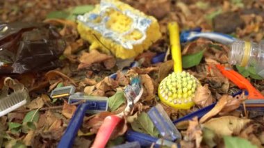 Dünya'nın çevreplastik kirliliği. Kullanılmış eski plastik şişeler, çantalar, tek kullanımlık jiletler, diş fırçaları
