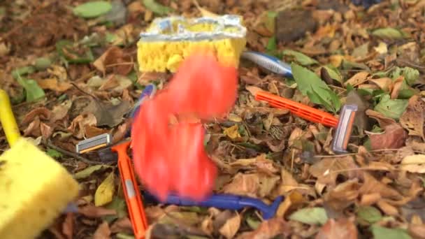 垃圾填埋场中的家用一次性塑料制品 旧牙刷 一次性剃须刀 塑料袋 厨房海绵 废物处理 — 图库视频影像