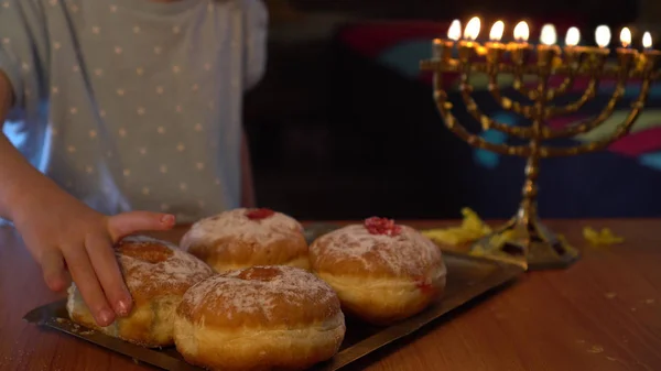 Kis Zsidó Lány Eszik Sufganiyot Hanukkah Nyaralás Izraelben Menorah Fény — Stock Fotó