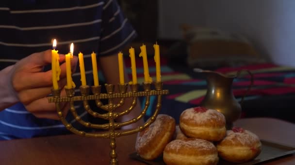 Hombre Enciende Hanukkah Menorah Casa Con Familia Amigos Fiesta Judía — Vídeo de stock