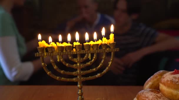 光明节是家庭 自由和光明的欢乐庆典 是一个主要在家里庆祝的节日 犹太光明节 梅诺拉照明庆典和苏夫加尼耶 — 图库视频影像