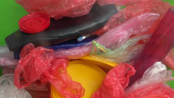 Una Pila Creciente Residuos Domésticos Bolsas Plástico Para Compra Cepillo — Foto de Stock