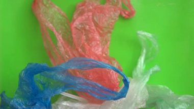 Geri Dönüşüm için Plastik Sıralama. Yeşil arka plan (Chroma Key)