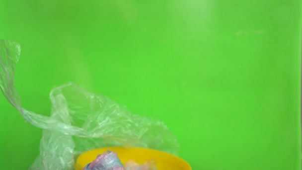 Ein Wachsender Haufen Hausmüll Plastiktüten Zahnbürsten Einweggeschirr Lebensmittelverpackungen Haushaltschemikalien Und — Stockvideo