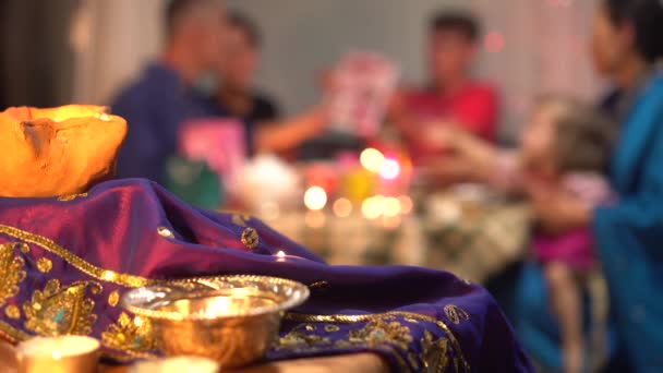 快乐的印度教家庭与孩子 迪瓦利礼品盒 陶器迪亚斯 迪帕瓦利或灯节 在印度为期五天的活动 — 图库视频影像
