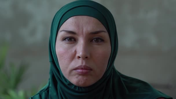 ヒジャーブのイスラム教徒の女性の肖像画は 悲しい落ち込んだ憎しみの表情でカメラを見て 国家差別 過激主義 テロリズムの概念 — ストック動画