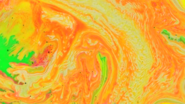 彩虹漩涡 油漆的流动缓慢地在四面八方模糊了 粉红的印第安人图案 — 图库视频影像