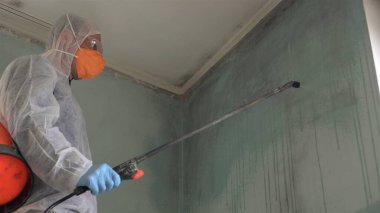Küf çıkartılıyor. Profesyonel bir dezenfektan eve küf girmesini önlemek için bölgeyi antimikrobik bir tedaviyle temizler ve spreyler.
