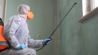 Küf Düzeltme Uzmanı. Küf Düzeltme Teknikleri ve Ekipmanları. Küf kontrolü antimikrobiyal tedavi spreyle dağıtılabilir.