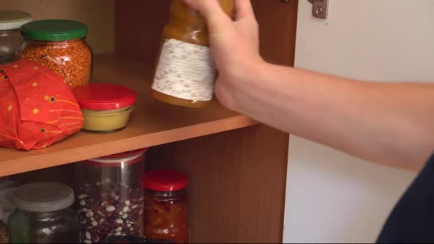 휴지통도 주방도 플라스틱 식품을 견과류와씨 향신료 — 비디오