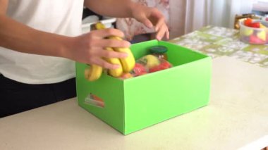 Yemek dağıtım servisi. Çevrimiçi market teslimatı ve market alışverişi. Evde paketleri açılmamış bir adam.