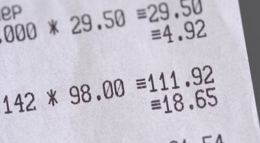 Süpermarketten gelen bir kağıt makbuzu. 