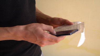 Faturadan QR kodu taranıyor. Çevrimiçi gider takibi için akıllı telefon uygulaması. Bütçe ve Kişisel Finans Uygulaması. Tutumlu yaşam, para biriktirme
