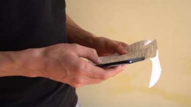 Faturadan QR kodu taranıyor. Çevrimiçi gider takibi için akıllı telefon uygulaması. Bütçe ve Kişisel Finans Uygulaması. Tutumlu yaşam, para biriktirme