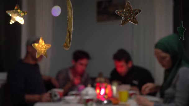イスラム教徒の家族は自宅でお祝いの夕食を食べる ムハンマド シャリフは イスラム教の預言者ムハンマドの誕生日の儀式です — ストック動画