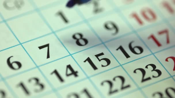 Siódmego Dnia Miesiąca Kobieta Zaznacza Datę Kalendarza Niebieskim Znacznikiem Business — Wideo stockowe