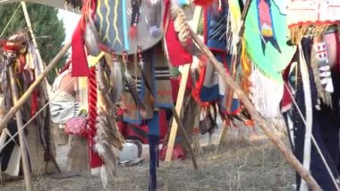 Yerli Amerikan kabileleri. Tüylü Navajo Deri Kalkanı. Ok ve yay. Geleneksel erkek kıyafetleri - pantolon ve tayt, kürk pantolon veya kısa etek, deri ayakkabı mokasenleri