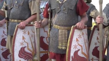 Romalı askerler, lejyon, asır, ordu. Roma Askeri Malzemeleri, Silahlar, Zırh ve Kuşatma Silahları. Zırh: lorica hamatı, demir posta tuniği; pullu zırh; ve lorica segmentata