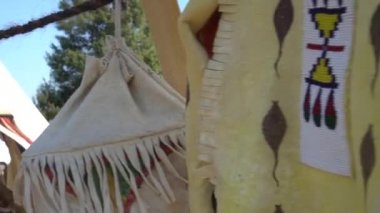 Kışın Amerikan yerlileri pelerin ve kürk parkalar kullanırdı. Koyun-dağ yününden kumaş 