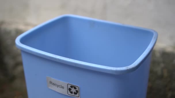 金属回收利用 锡倒入回收站 — 图库视频影像