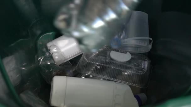 Переработка Пластмасс Используемые Пустые Пластиковые Бутылки Падают Мусорный Бак Сортировка — стоковое видео